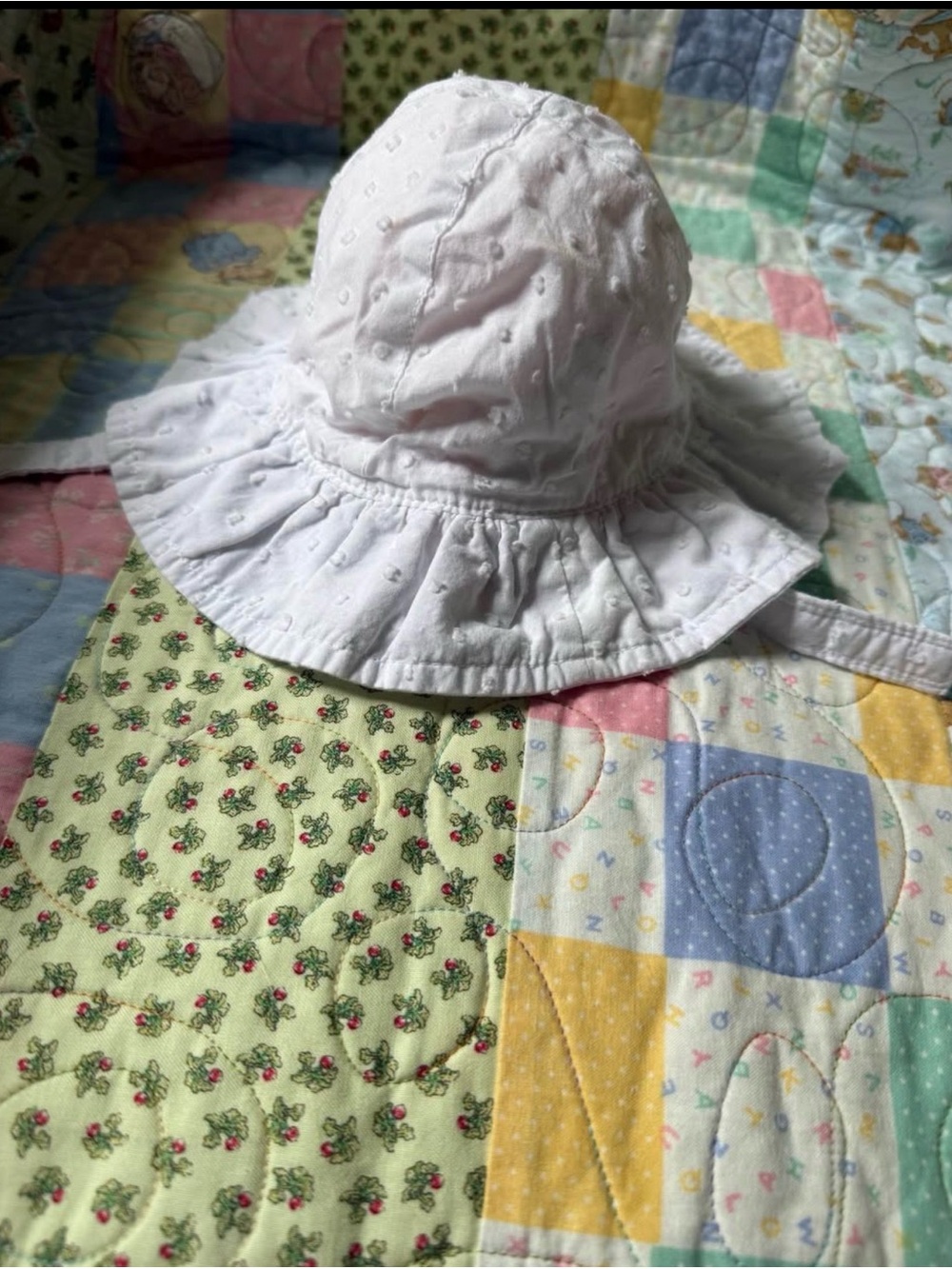 White Ruffled Baby Sun Hat
Oshkosh 0-3 months A summer must have !